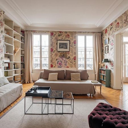 Veeve - Flowers In Saint-Martin Apartment Paris Ngoại thất bức ảnh